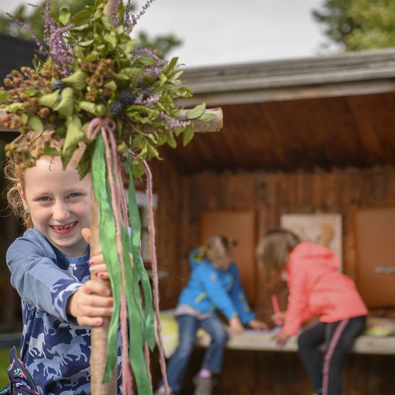 Mädchen mit Pilgerkreuz am Upländer Besinnungsweg 