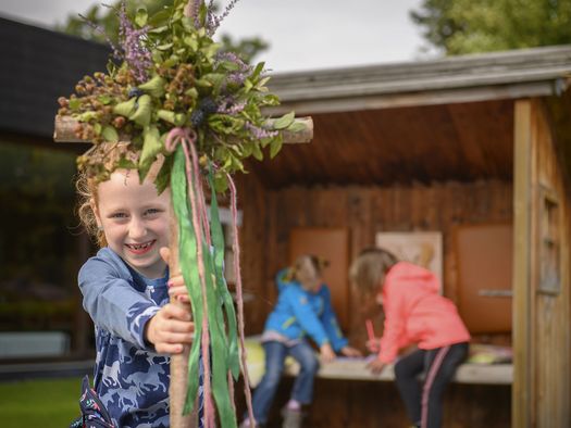 Mädchen mit Pilgerkreuz am Upländer Besinnungsweg 