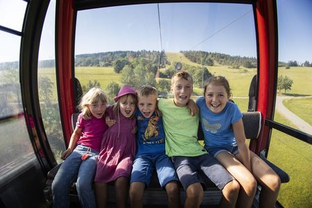 Kindergruppe in einer Gondel der Ettelsberg-Seilbahn