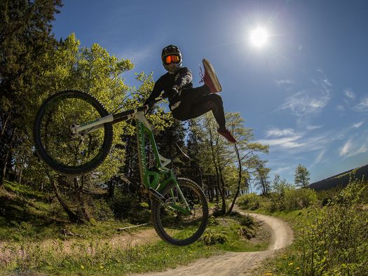 Biker vollführt einen spektakulären Sprung auf der Freeridestrecke im MTB Zone Bikepark Willingen