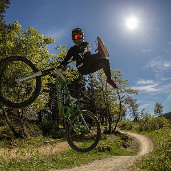 Biker vollführt einen spektakulären Sprung auf der Freeridestrecke im MTB Zone Bikepark Willingen