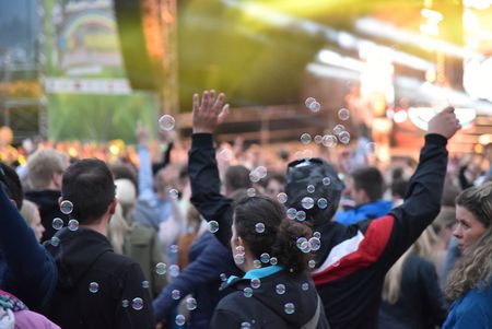 Publikum mit Seifenblasen beim Konzert in Willingen 