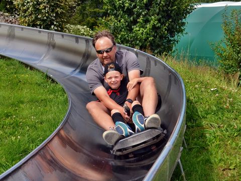 Vater mit Kind auf der Sommerrodelbahn Willingen