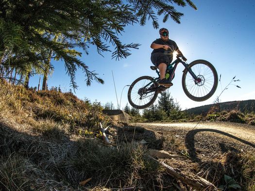 Biker im Gegenlicht beim Sprung auf der Freeridestrecke im MTB Zone Bikepark Willingen