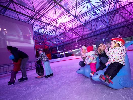 Kindergruppe mit Laufhilfen beim Eiskino in der Eissporthalle Willingen