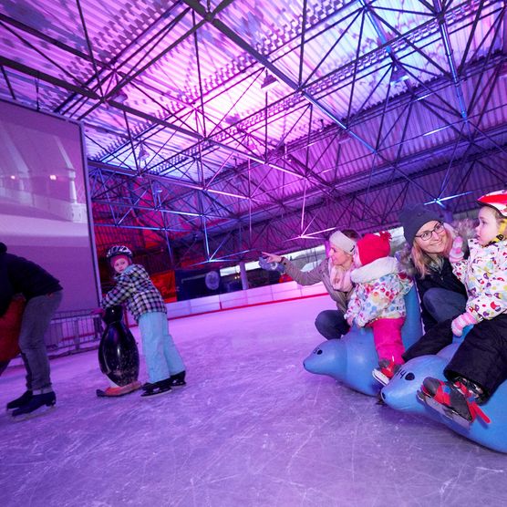 Kindergruppe mit Laufhilfen beim Eiskino in der Eissporthalle Willingen