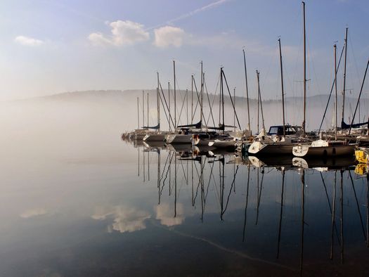 Boote im Nebel am Edersee in Waldeck-West