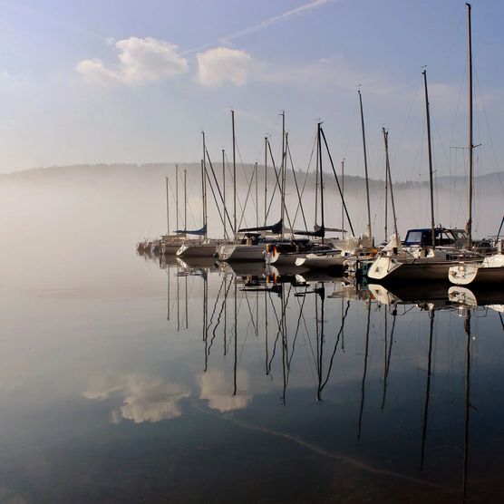 Boote im Nebel am Edersee in Waldeck-West