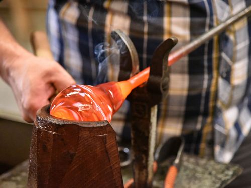 Herstellung einer Glaskugel in der Willinger Glasbläserei