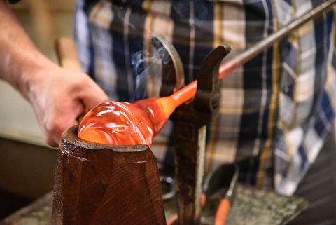 Herstellung einer Glaskugel in der Willinger Glasbläserei