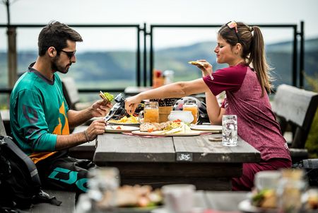 Paar beim Essen auf der Terrasse der Graf Stolberg Hütte