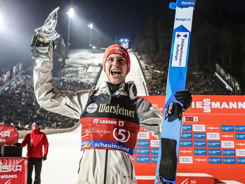 Stephan Leyhe mit Siegertrophäe beim FIS Skisprung Weltcup Willingen