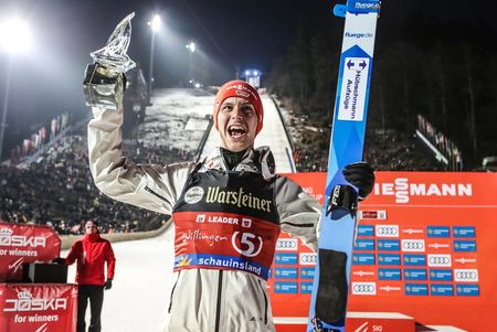 Stephan Leyhe mit Siegertrophäe beim FIS Skisprung Weltcup Willingen