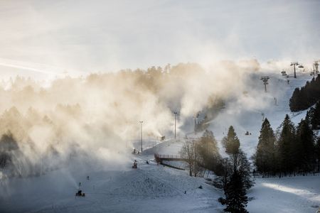 Schneekanonen in Aktion an der K1-Sesselbahn in Willingen 