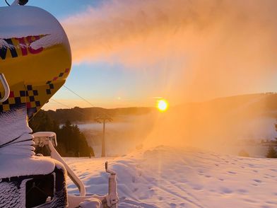 Schneekanone am Ritzhagen im Licht des Sonnenaufgangs