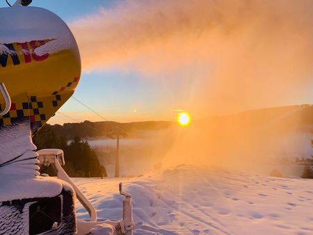 Schneekanone am Ritzhagen im Licht des Sonnenaufgangs