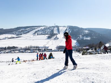 Snowboardfahrerin auf der Skipiste Ritzhagen mit Blick auf den Ettelsberg