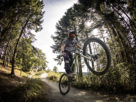 Biker beim Kickstart auf der Freeridestrecke im MTB Zone Bikepark Willingen