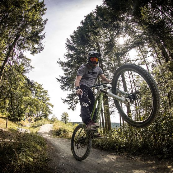 Biker beim Kickstart auf der Freeridestrecke im MTB Zone Bikepark Willingen