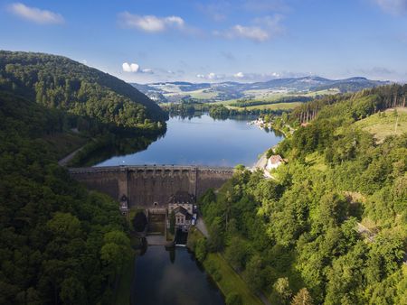 Diemelsee-Panorama mit Sperrmauer und Bergen im Hintergrund