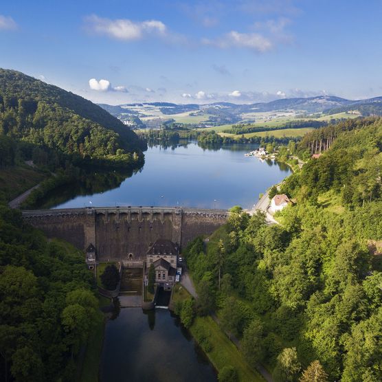 Diemelsee-Panorama mit Sperrmauer und Bergen im Hintergrund