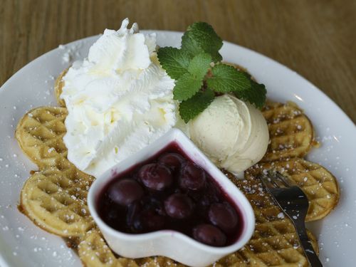 Waffeln mit Kirschen, Sahne und Eis