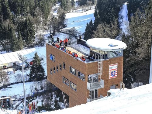 Kampfrichterturm der Mühlenkopfschanze während des Wettkampfs