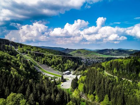 Blick auf Mühlenkopfschanze, Skywalk und Willingen unter tollem Wolkenhimmel