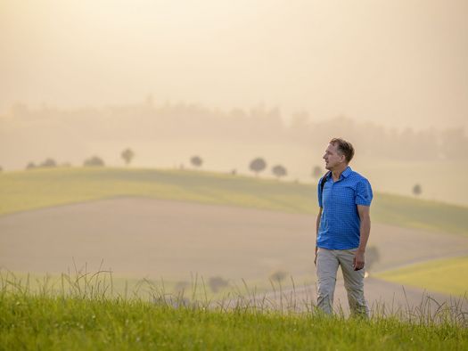 Mann im Abendlicht auf dem Upländer Besinnungsweg