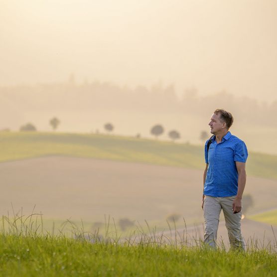 Mann im Abendlicht auf dem Upländer Besinnungsweg