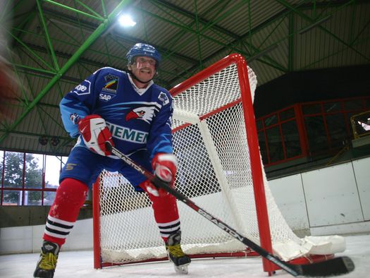 Eishockeyspieler in der Eissporthalle Willingen