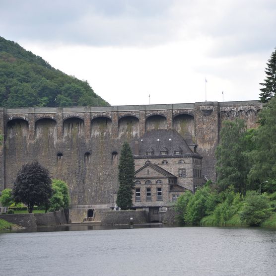 Sperrmauer am Diemelsee von unten