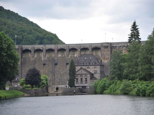 Sperrmauer am Diemelsee von unten