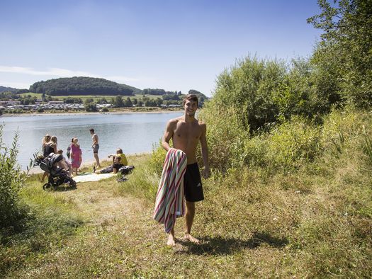 Gruppe junger Leute am Ufer des Diemelsees