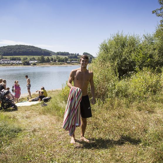 Gruppe junger Leute am Ufer des Diemelsees