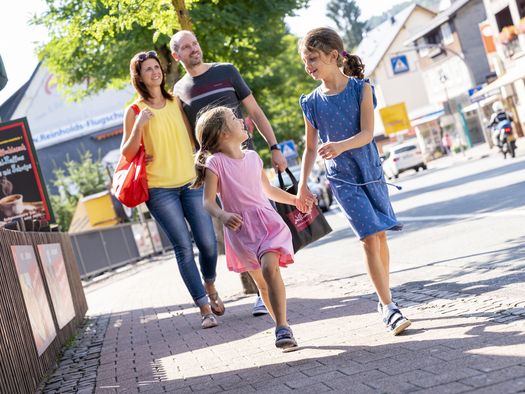 Familie beim Shopping an der Willinger Hauptstraße