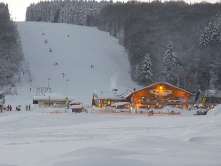 Beleuchtete Vis-à-Vis-Hütte am Sonnenlift