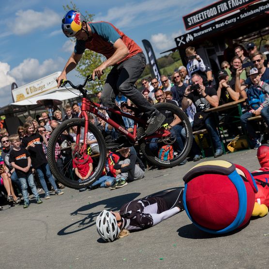 Stunts, Action und Sprünge mit dem Bike über zwei Personen beim Bike-Festival Willingen 