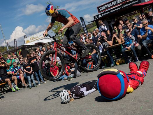 Stunts, Action und Sprünge mit dem Bike über zwei Personen beim Bike-Festival Willingen 