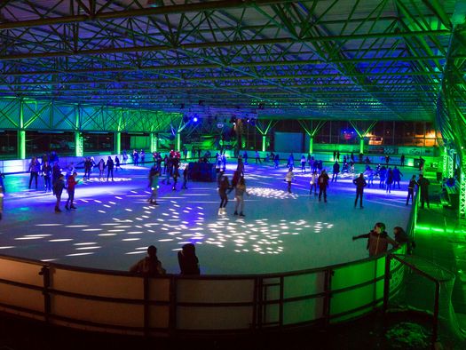 Eisdisco mit blau-grüner Beleuchtung in der Eissporthalle Willingen 