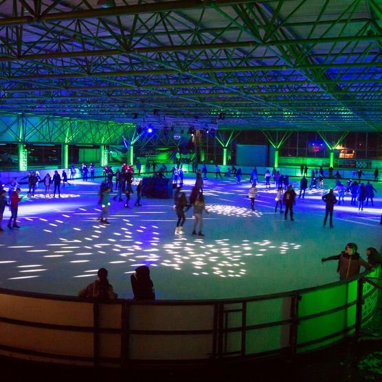 Eisdisco mit blau-grüner Beleuchtung in der Eissporthalle Willingen 