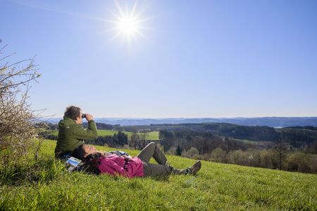 Wanderer bei der Rast auf einer Wiese mit schönem Ausblick