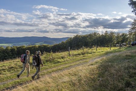 2 Wanderer auf Weg vor toller Aussicht