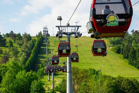 Gondeln der Ettelsberg-Seilbahn im Sommer Richtung Hang